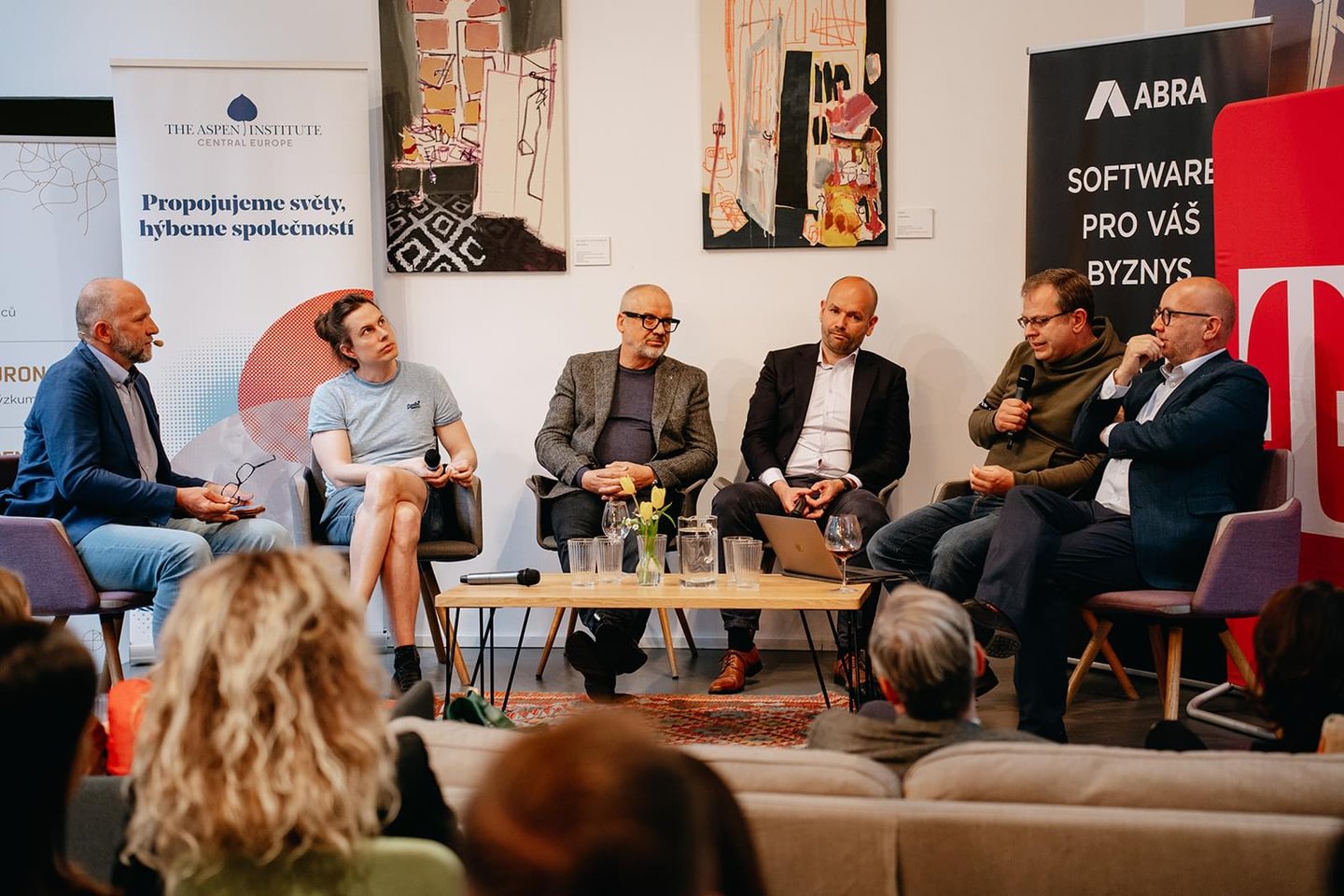 "Let's use AI for a new vision and leadership," was heard at the experts' debate