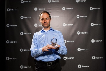 Musíme být zodpovědní, říká virolog oceněný Neuronem k současné pandemii