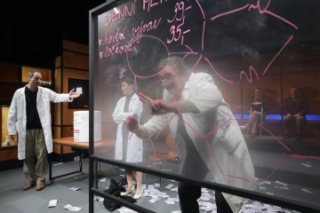 Dejvické divadlo představilo Eleganci molekuly v Belgii