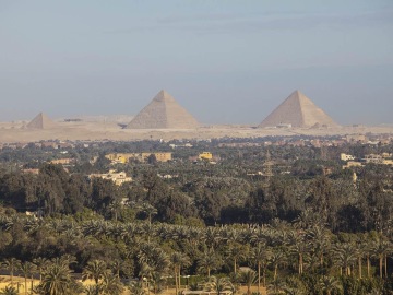 „Každé ráno jdu v sedm hodin na trh támhle u nás ve vesnici. Nakoupím tam okurky, sýr a chleba a jdu s tím na vykopávky,"